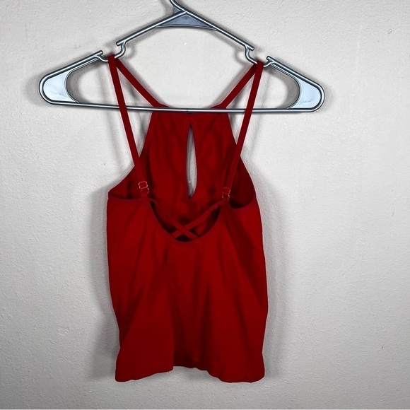 SUZETTE RED RIBBED STRETCH CROP TOP SLEEVELESS FITTED KEYHOLE NECKLINE - Picture 4 of 8